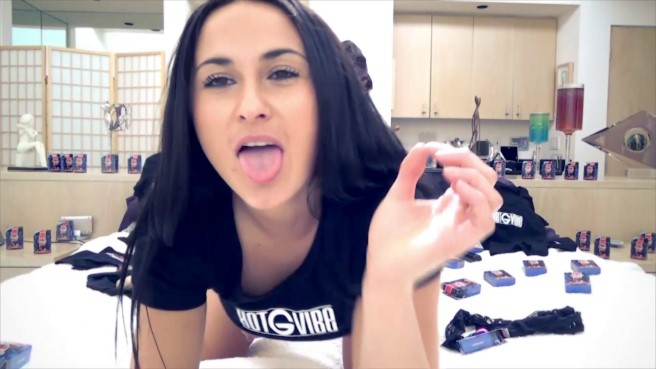 Вебкам модель тестирует новый вибратор мастурбируя им на публику