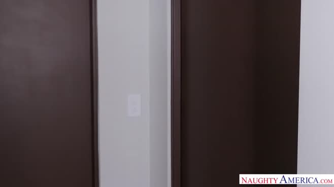 Парень с татухами уединился со стройной брюнеткой в спальне и отымел ее