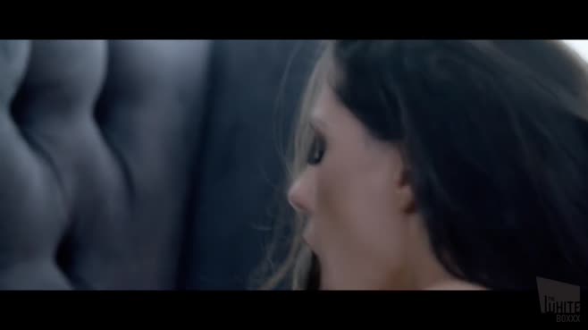 Жопастая брюнетка с упругой жопой умело двигает бедрами, трахаясь на кровати с другом в позе наездницы