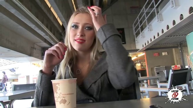 Блондинка с длинными ресницами получает пенис во влажную пилотку