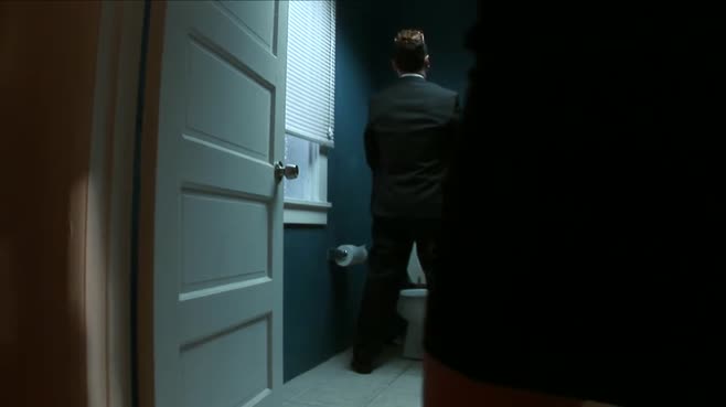 Пацан в туалете выдал соседке толстый член глубоко в рабочее горло