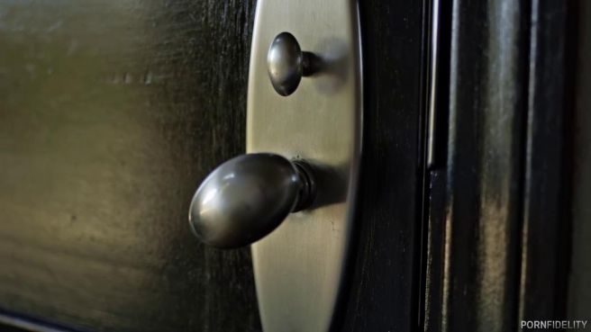 Телка с силиконовыми дойками кончает от жесткого траха во все щели