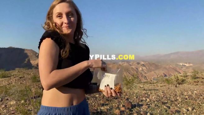 Телка с анальной пробкой в жопе трахнулась с мужем на пляже