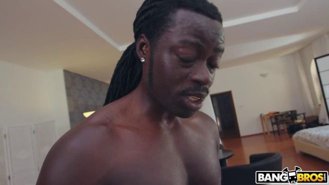 Чирлидерша с бритой пилоткой горячо трахается с чернокожим преподом