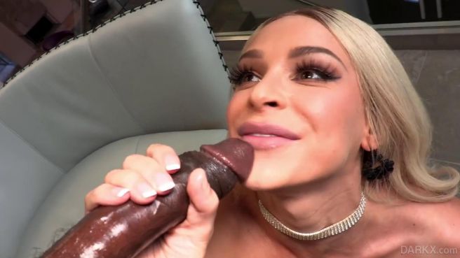 Негр жестко поимел красивую телку в узкую задницу и накончал ей в ротик