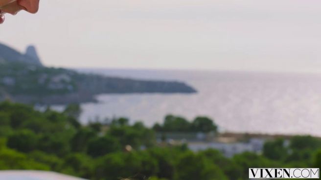 Рыженькая девушка и ее парень трахаются на вилле с видом на океан 