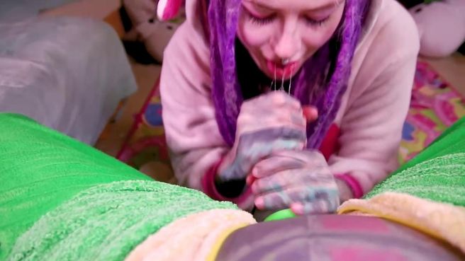 Косплей с неформальной минетчицей и синим членом в ее ротике