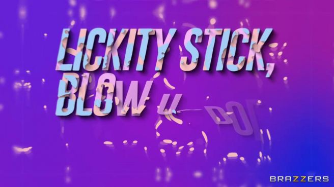 Блондинка теребит киску в туалете и потом трахается со сводным братом 