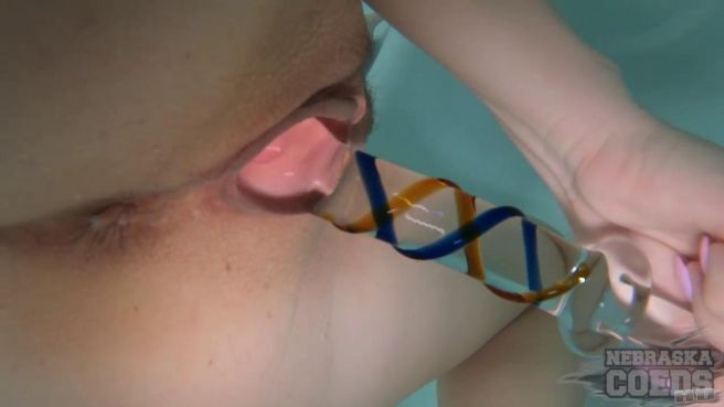 Девушка мастурбирует в джакузи на балконе