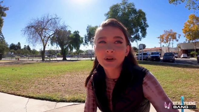 Худая телка знакомится с парнем и хочет ебаться