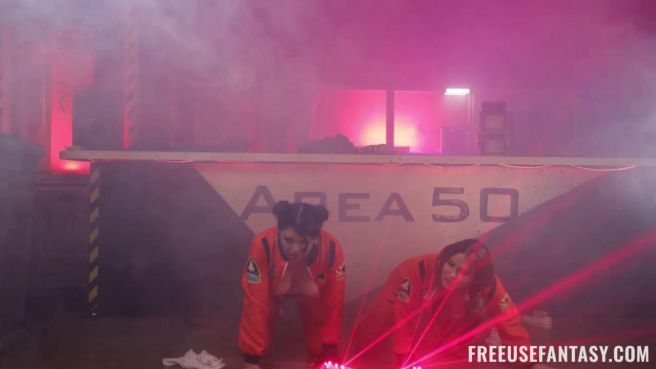 Мужик ебет грудастых телок волшебными приемами