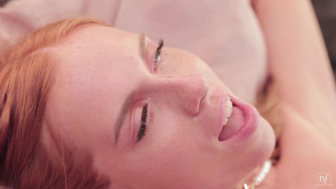 Худышка лижет яйца и прыгает на члене отчима