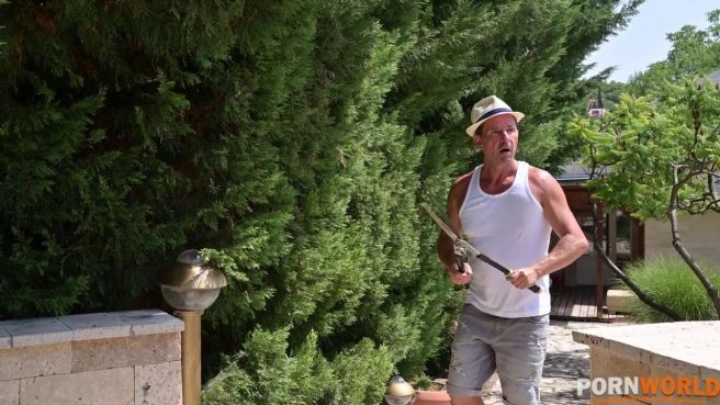 Анальный ЖМЖ секс с красотками у бассейна