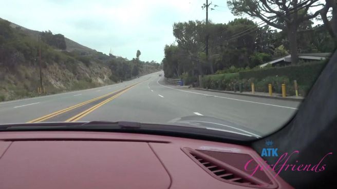 Сучка ласкает себя в машине перед другом