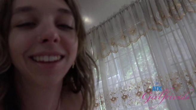 Худая давалка с тату не хочет слезать с члена