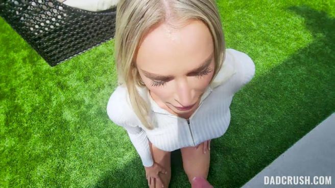 Долбит в киску и попку блондинку при встрече