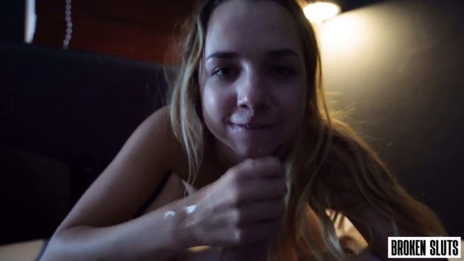 Лысый чувак лижет блондинке и страстно трахает