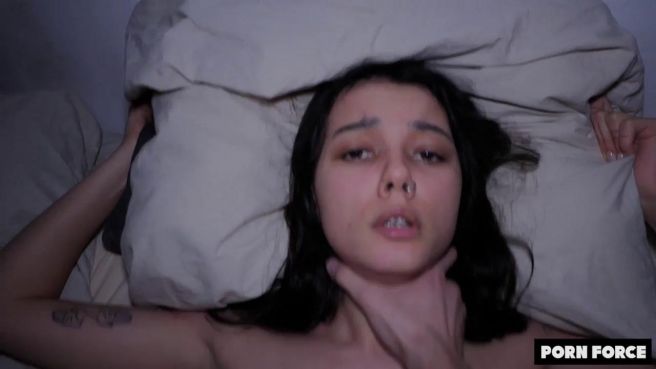 Глубоко вдул худой брюнетке с плоскими сиськами