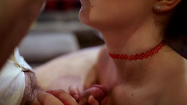 Нежный минет и лизание яиц от молодой красотки