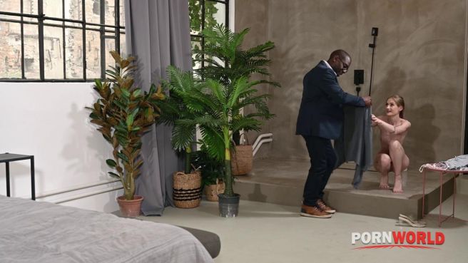 Негр трахает белую сучку с худой задницей