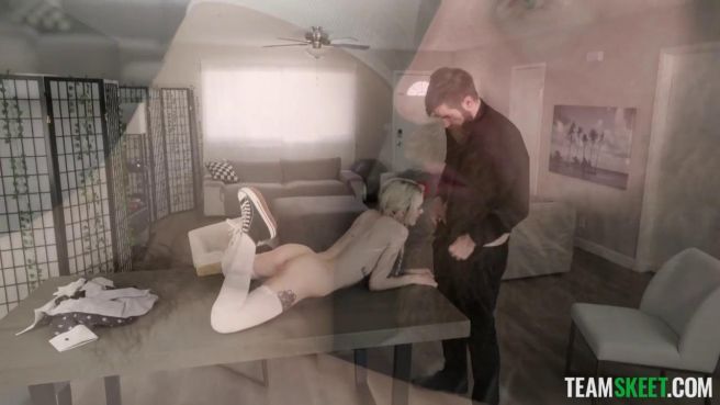 Татуированная блондинка оказалась любительницей секса