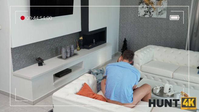 Блондинка с упругой попкой уселась на член ради удовольствия