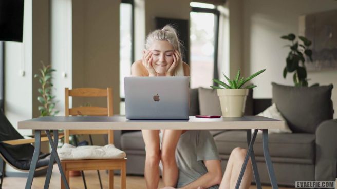 Блогерша решила перепихнуться с парнем перед веб-камерой