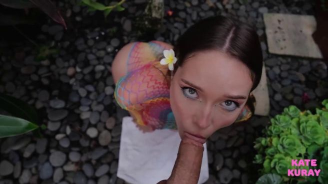 Красотка сочным минетом парня до пика кайфа довела