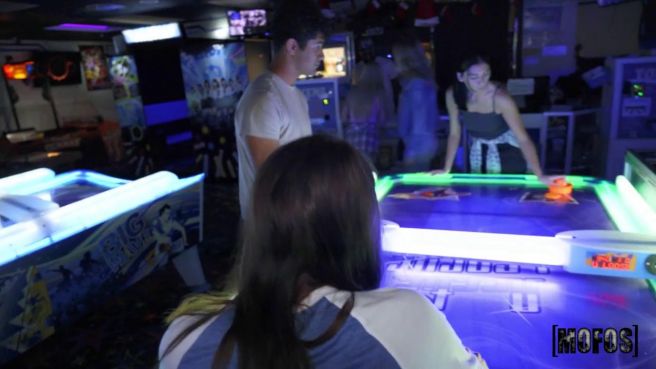 Страстная девица перепихнулась с незнакомцем на публике