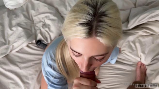 Блондинка с гладкой киской радуется утреннему сексу