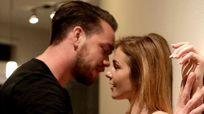 Худая телка долбится в вагину с хахалем на кухонной столешнице