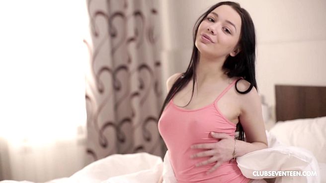 Молодая брюнетка довела себя до оргазма мастурбируя письку