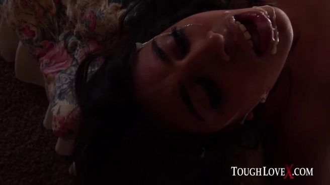 Отчим заставил грудастую падчерицу раздвинуть перед ним ноги